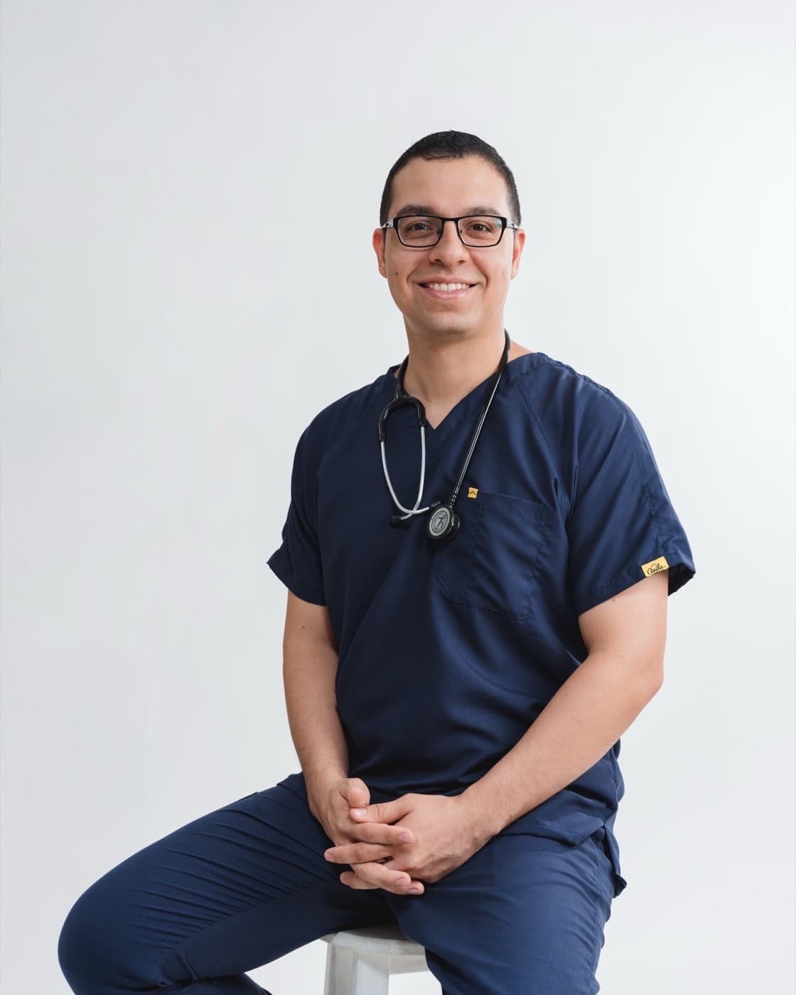 Dr. Luis Alfredo Pérez García enseñando medicina con tablet y bata blanca