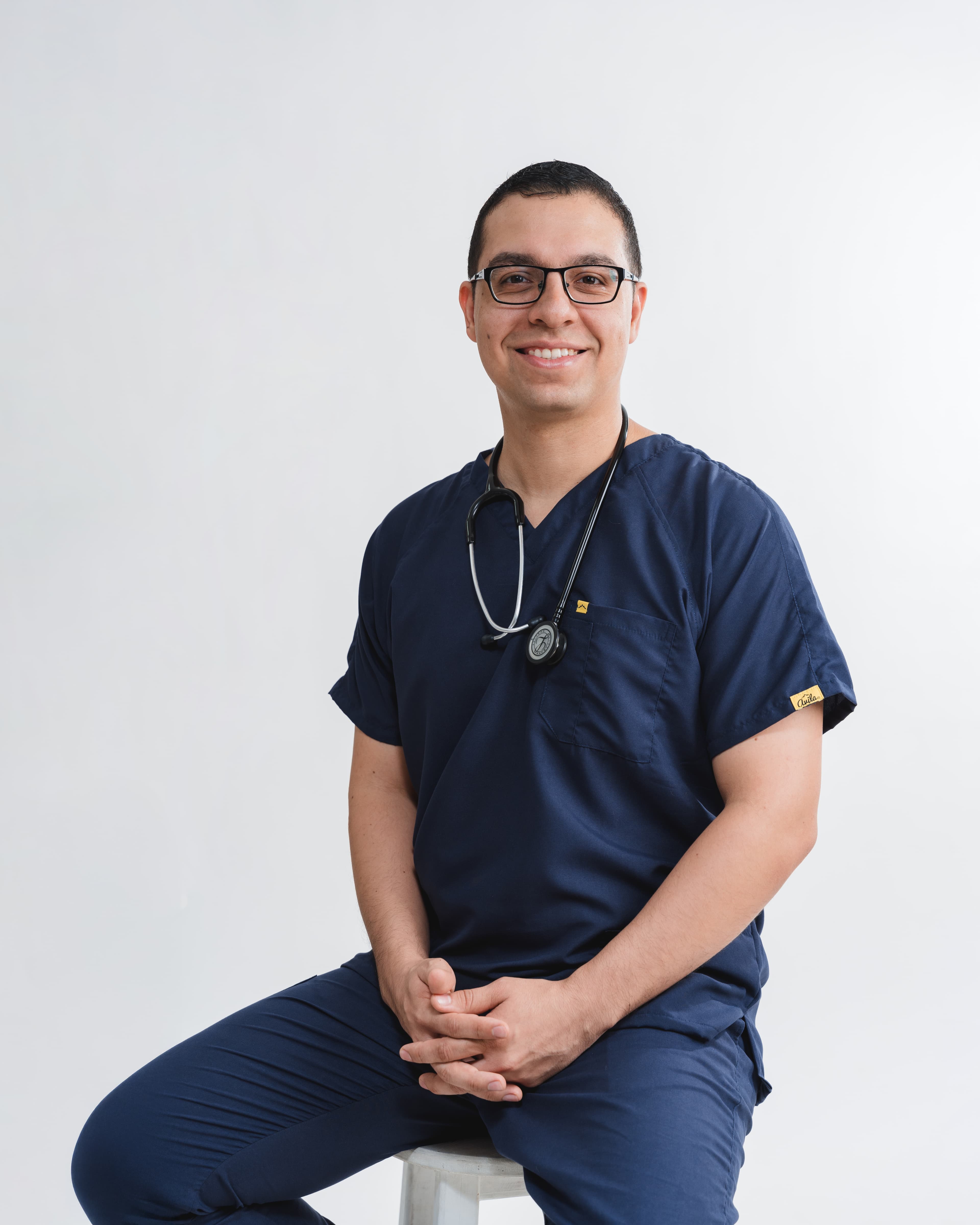 Dr. Luis Alfredo Pérez García enseñando medicina con tablet y bata blanca