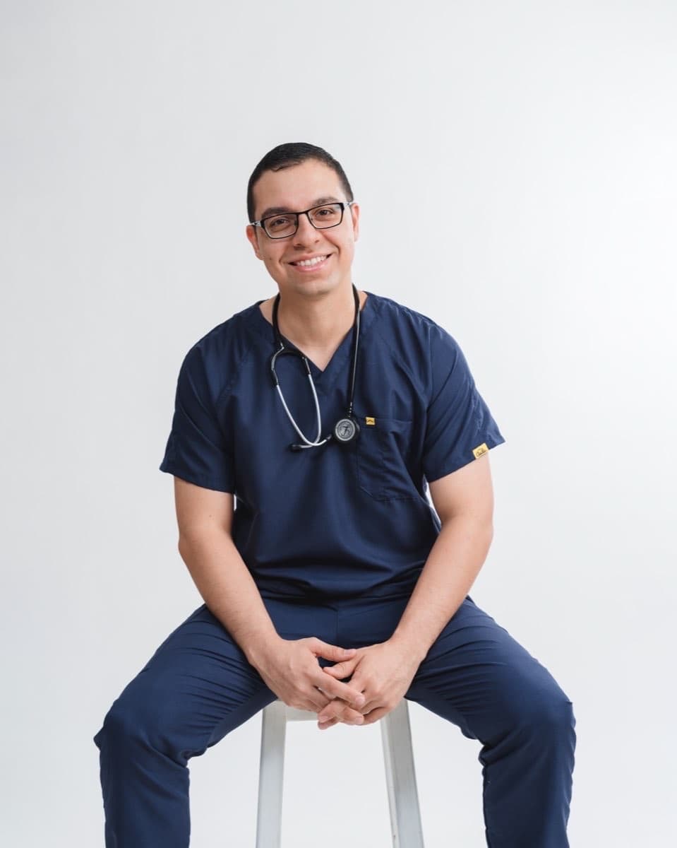 Dr. Luis Alfredo Pérez García en uniforme médico azul marino