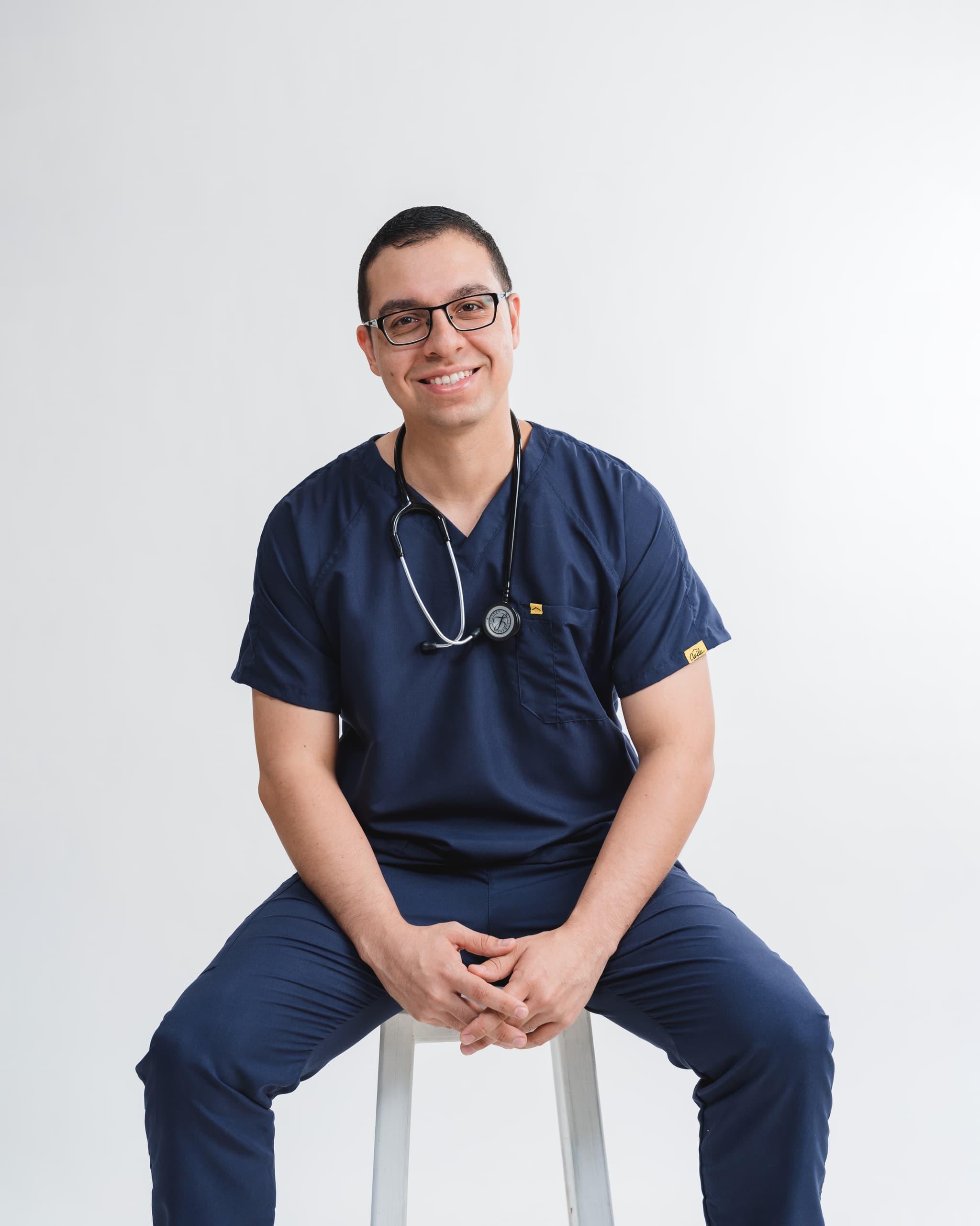 Dr. Luis Alfredo Pérez García en uniforme médico azul marino